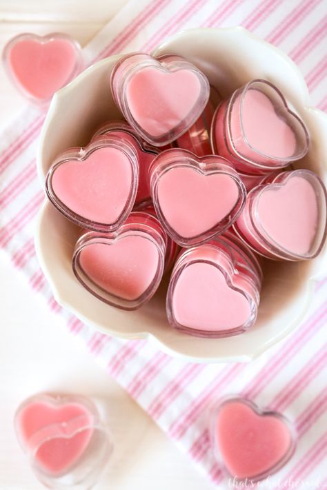 This easy DIY Strawberry Lip Gloss is easy to make, tastes delicious and looks adorable in little heart containers.  Strawberry flavor, pink in color and smooth and glossy on your lips! Diy Glossy Lip Gloss, Strawberry Lip Gloss, Homemade Lip Gloss, Gloss Diy, Diy Lip Balm Recipes, Homemade Moisturizer, Natural Lip Gloss, Lip Balm Recipes, Diy Lip Gloss