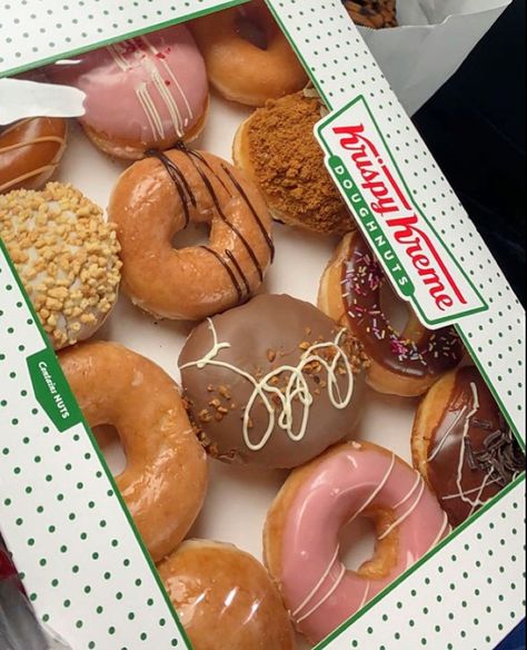 Be happy okay ;) Krispy Creme Aesthetic, Dount Cake Idea, Krispy Kreme Donuts, Cooking Recipes In Urdu, Yummy Ice Cream, Junk Food Snacks, Food Babe, Delicious Donuts, Krispy Kreme