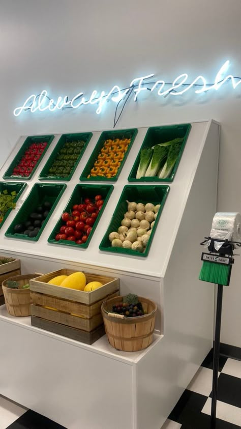 Fruit Kiosk, Luxury Supermarket, Juice Business, Frozen Fruit Bars, Juice Cafe, Fruit And Veg Shop, Juice Bar Design, Produce Displays, Smoothie Shop