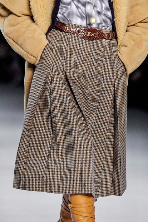 Celine Fall RTW 2019 Skirts Winter, Leotard Fashion, Fall Fashion Trends Women, Look Retro, Older Women Fashion, Women Fashion Edgy, Fall Skirts, 가을 패션, Casual Fall Outfits