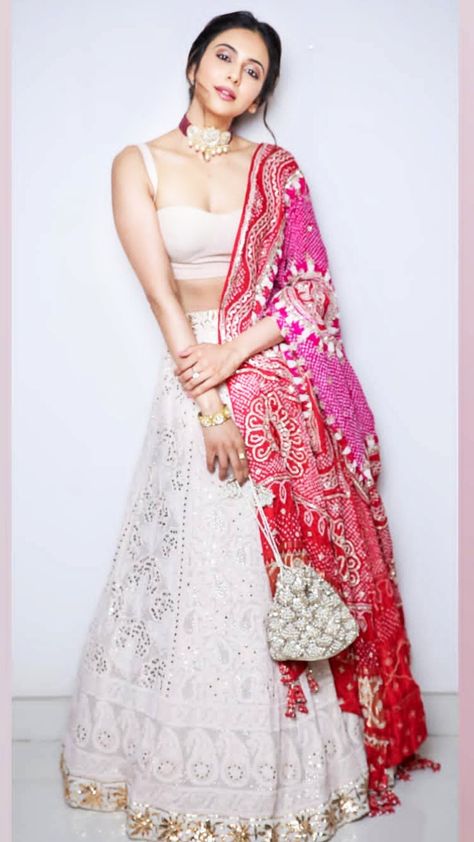 White Lehenga Look, Bhandej Lehenga, Red And White Lehenga, Asian Prom Dress, Indian Bridesmaid Dresses, Indian Wedding Gowns, Indian Outfits Lehenga, Lehenga Designs Simple, Lehnga Dress