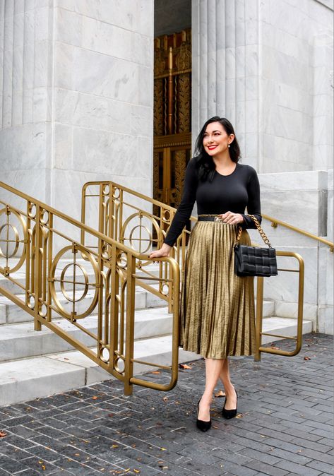 Gold Pleated Midi Skirt, Long Gold Skirt Outfit, Pleated Skirt Party Outfit, Leather Skirt Christmas Outfit, Black And Gold Dress Outfit, Black And Gold Outfits Women, Black And Gold Outfit Parties, Gold Pleated Skirt Outfit, Black And Gold Outfit Classy