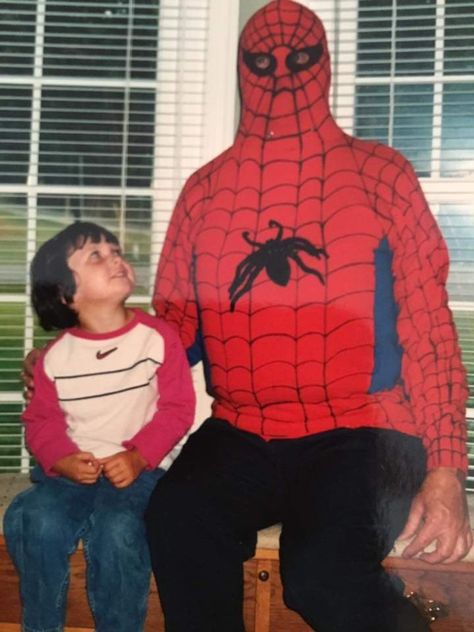 When you’re a kid you don’t even care your dad/Spider-Man has no neck. Absolute Unit, Draw The Squad, Weird Images, Quality Memes, Man Movies, What’s Going On, Funny Laugh, Reaction Pictures, Hulk