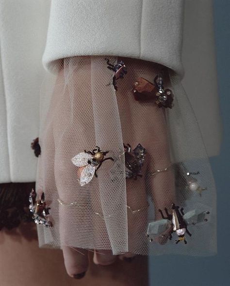 . Embellishments Fashion, Gaun Tulle, Detail Couture, Embroidery Fashion Detail, Haine Diy, Floral Embellishment, Embellishment Details, Valentino Couture, Couture Looks