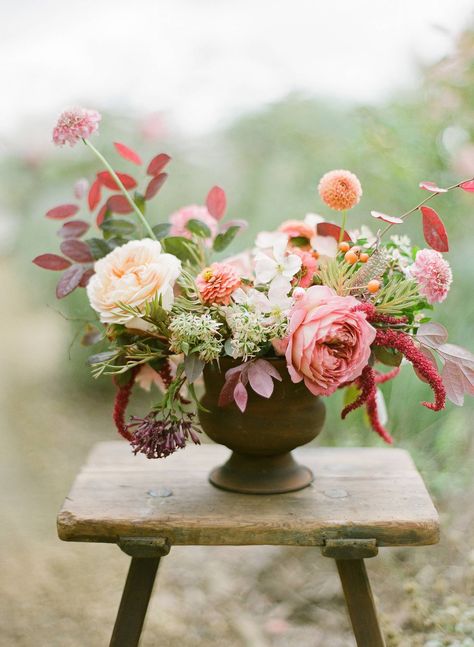 Autumn Garden Floral Workshop in Western Australia via Magnolia Rouge Mixed Floral Bouquet, Autumn Wedding Flowers Australia, Pink Fall Floral Arrangement, Fall Bouquet Flowers In Vase, Foraged Flower Arrangements, Floral Styled Shoot, Small Fall Floral Arrangements, Floral Workshop Ideas, Garden Style Flower Arrangement