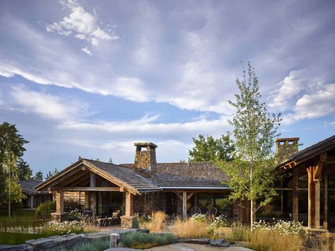 Breathtaking rustic ranch house tucked into the Beartooth Mountains Mountain Contemporary Home, Dream Ranch, Rustic Mountain Homes, Montana Mountains, Ranch Homes, Rustic Log Cabin, Ranch Exterior, Yellowstone Park, Mountain Getaway