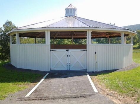 Beautiful white wooden round pen with a roof Round Pens For Horses, Luxury Horse Barns, Saddle Club, Horse Pens, Stable Style, Riding Arena, Stable Ideas, Horse Barn Designs, Horse Arena