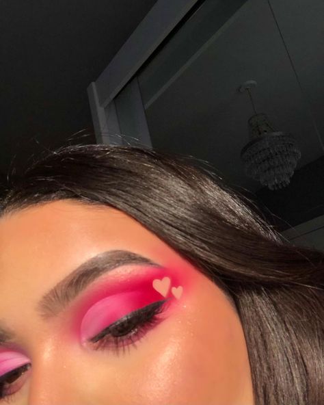 Valentine’s Day look that literally give you heart eyes 💕emoji inspired Pink Eyeshadow Looks Valentines Day, Heart Eyeshadow Makeup, Pink Heart Eyeshadow, Heart Eye Shadow, Valentine’s Day Make Up Looks Pink, Simple Valentine Makeup Looks, Valentines Eyeshadow Look Easy, Valentine Looks Makeup, Pink Heart Makeup Look