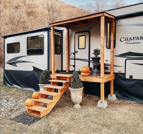 Porch For Camper, Travel Trailer Living, Zelt Camping, Beach Hacks Tips And Tricks, Rv Interior Remodel, Tiny House Camper, Camper Trailer Remodel, Camper Hacks, Trailer Decor