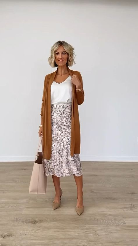 Long Cardigan With Skirt, Long Skirt With Cardigan Outfit, Long Duster Outfit, Duster Vest Outfits, Skirt With Cardigan Outfits, Skirt And Cardigan Outfit, Layering A Dress, Duster Outfit, Corporate Casual