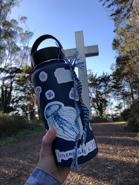 Hydroflask with stickers and friendship bracelets Hydroflask Aesthetic Blue, Beachy Hydroflask, Hydroflask With Sticker, Aesthetic Water Bottle With Stickers, Decorated Hydro Flask, Hydro Flask Stickers Ideas, Hydro Flask Aesthetic, Water Bottle With Stickers, Hydroflask Aesthetic