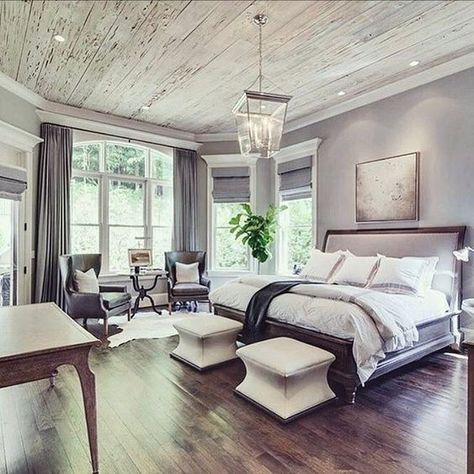 Clean design master bedroom #bedroom #masterbedroom #sittingarea #homedecor #interiordesign #decorhomeideas Magnolia Style, Green Inspo, Design Ložnic, Bedroom With Sitting Area, Rich Design, Farmhouse Master, Versace Home, Beautiful Farmhouse, Master Bedrooms