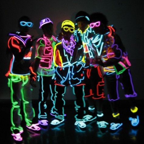 13th Birthday Party Ideas, 13th Birthday Boys, Bolo Neon, Neon Party Decorations, 13th Birthday Party, Glow In Dark Party, Neon Birthday Party, Glow Birthday Party, Blacklight Party