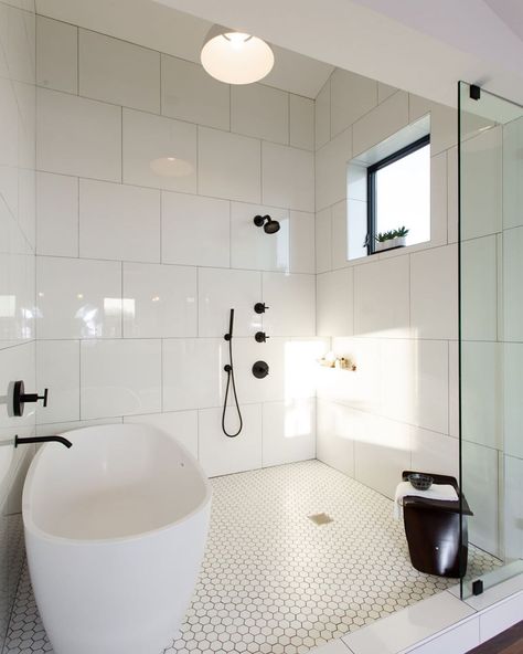 Big White Bathroom Tiles, Bathroom With Big Tiles, Big Tile Bathroom, Big Bathroom Tiles, Big Bathroom Ideas Master Suite, Bathroom Big Tiles, Big Tiles Bathroom, Black And White Powder Room, White Shower Tile