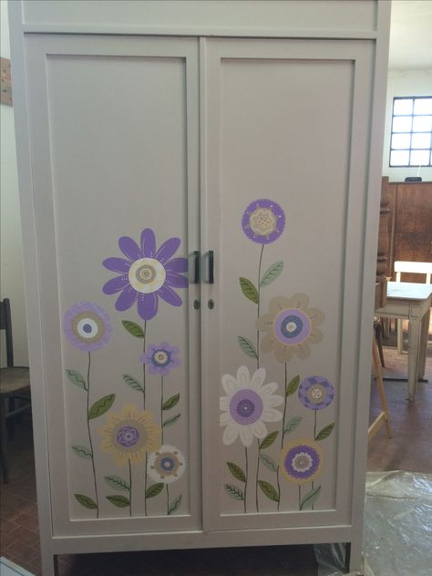 Wooden Cupboard Painting Ideas, Almirah Painting Ideas Diy, Almirah Decoration Ideas Diy, Bathroom Door Painting Ideas Creative, Closet Door Painting, Door Painting Ideas Bedroom Boho, Almirah Painting Ideas, Iron Almirah Painting Ideas, Cupboard Painting Ideas Diy