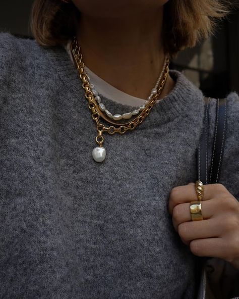 How To Layer Pearl Necklaces, Stacked Necklaces Aesthetic, Statement Necklace Outfit, Pearl Necklace Outfit, Style Pearl Necklace, Autumn Layering, Autumn Accessories, New Look Fashion, Layered Pearl Necklace