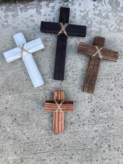 Wooden Crosses Handmade, Wooden Home Decor Ideas, Easter Artwork, Wooden Crosses Diy, Crosses Diy, Wood Crosses Diy, Wooden Cross Crafts, Rustic Wood Cross, Farmhouse Decor Wall