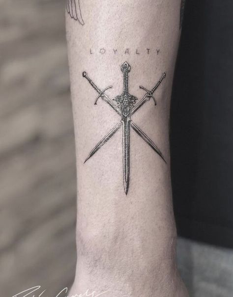 A sword tattoo is one of the most iconic designs. But only a few people know the true meaning behind it. Dive into our research to become a real sword tattoo lord. Tattoo Main, Loyalty Tattoo, Shield Tattoo, Irish Tattoos, Men Tattoos Arm Sleeve, Wrist Tattoos For Guys, Muster Tattoos, Cool Forearm Tattoos, Pieces Tattoo