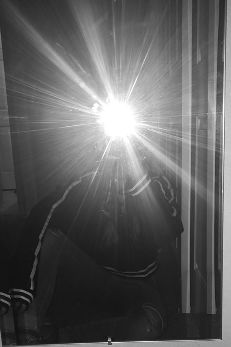 I'm the flash Person Taking Photo, Flash Mirror Selfie, Flash Photography Aesthetic, Selfie Tutorial, Holding Mirror, Mirror Selfie With Flash, Bff Images, Flash Boys, Spiegel Selfie