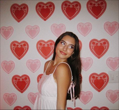 Valentines Inspo Pics, Valentines Ig Post, Vday Instagram Posts, Valentine’s Day Pictures With Friends, Galantines Day Party Ideas, Galentines Party Photoshoot, Valentines Photo Wall, Valentine’s Day With Friends, Galentines Aesthetic Photos