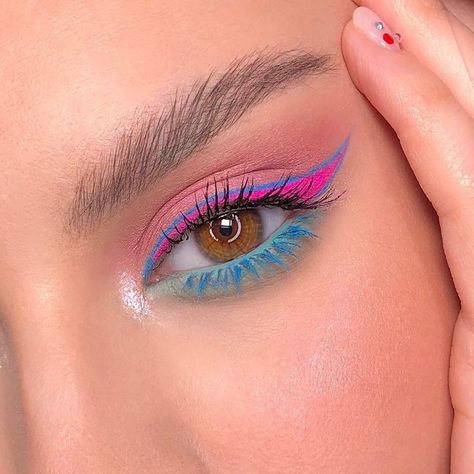 Pink Eyeliner Blue Eyes, Pink And Blue Eyeliner, Color Liquid Eyeliner Looks, Pink And Blue Makeup Looks, Pink And Blue Eye Makeup, Blue Pink Makeup, Blue And Pink Makeup, Pink And Blue Makeup, 1920 Makeup