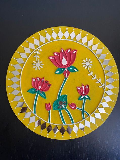 Description Traditional art form Lippan Art #Mdf wood board size:10 inch Board thickness: 3 mm Colour quality: Acrylic color Wall hanging product # Material: made with clay, acrylic, mirrors, wood sheet and varnish for glow Lippan Art Circle Mirror, Lippan Art Mirror Small, Mdf Decoration Ideas, Lippan Art Hanging, Lippan Art Round Shape, Mini Lippan Art Circle, Lippan Art Big Size, Small Lippan Art Circle, Lippan Art Circle Design