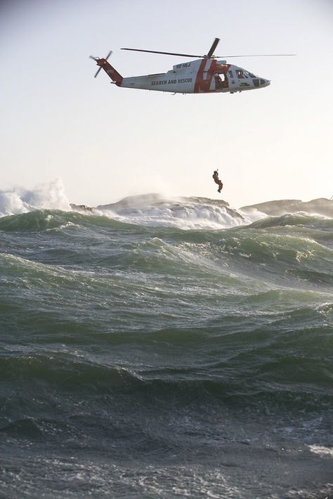 Coast Guard Rescue Swimmer, Rescue Swimmer, Coast Guard Auxiliary, Coast Guard Helicopter, Semper Paratus, Coast Guard Rescue, Bad Storms, Military Photography, Aviation World