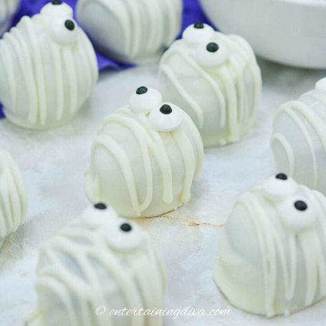 Create spooky and delicious mummy Oreo balls with this easy recipe, perfect for Halloween treats and sure to delight all ages! Spooky Oreo Balls, Mummy Oreo Balls, Halloween Oreo Treats, Halloween Oreo Balls, Double Stuffed Oreos, White Chocolate Oreos, Oreo Treats, Spider Cupcakes, Halloween Oreos