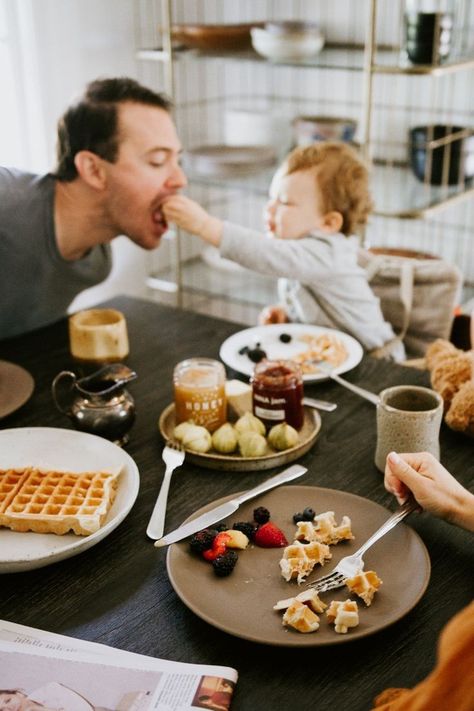 Lifestyle Photography Food, Breakfast Photography, Breakfast Photo, Breakfast Waffles, Restaurant Photography, Family Breakfast, Family Eating, Family Restaurants, Breakfast Time