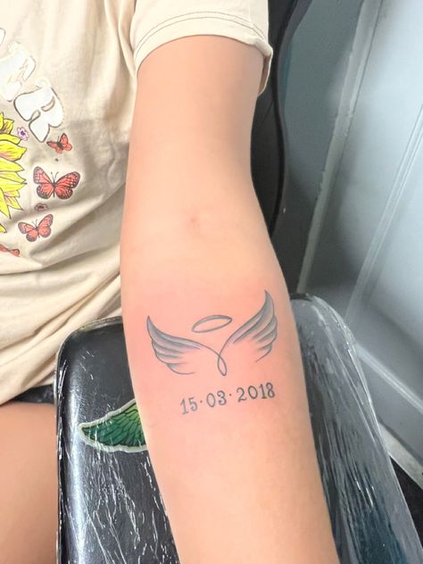 Small Thick Line Tattoo, Angel Rip Tattoo, Angel Wings Wrist Tattoo For Women, Rip Mama Tattoos, Angel Wrist Tattoos For Women, Greif Tattoo Design, Simple Memorial Tattoos Brother, Tattoos For Grandad Passing, Simple Memorial Tattoos Dads