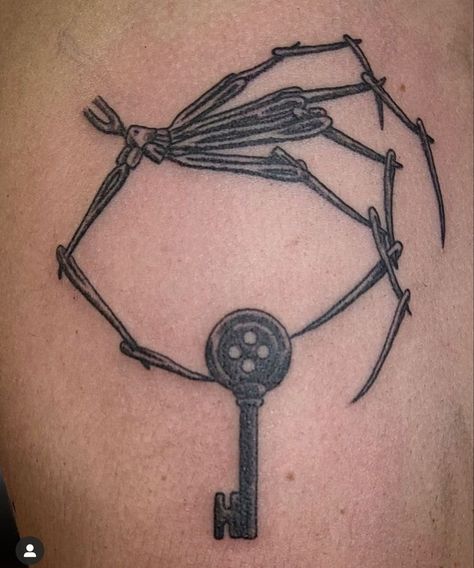 Coraline Needle Hand Tattoo, Other Mother Hand Tattoo, Coraline Key Tattoo Ideas, Horror Tattoos Simple, Coraline Hand Tattoo, Caroline Tattoo Tim Burton, Coraline Button Tattoo, Matching Coraline Tattoos, Caroline Tattoo Ideas