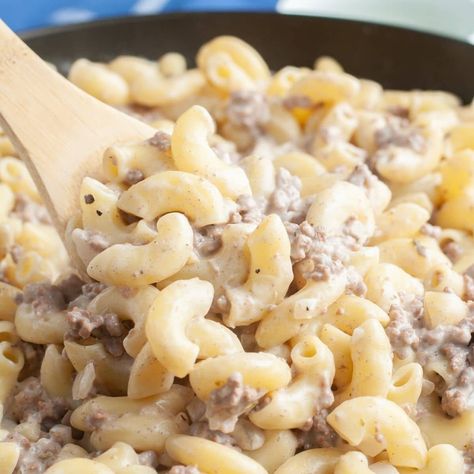 Ground beef alfredo is a simple meal made with ground beef, alfredo sauce, and pasta. This alfredo sauce with hamburger meat recipe is made with just a few ingredients and can be prepared in about 30 minutes. Ground Beef Alfredo, Beef Alfredo, Alfredo Dinner, Stuffing Bake, Creamed Cabbage, Tuna Dip, Rotel Recipes, Ground Beef Pasta Recipes, Pasta Side