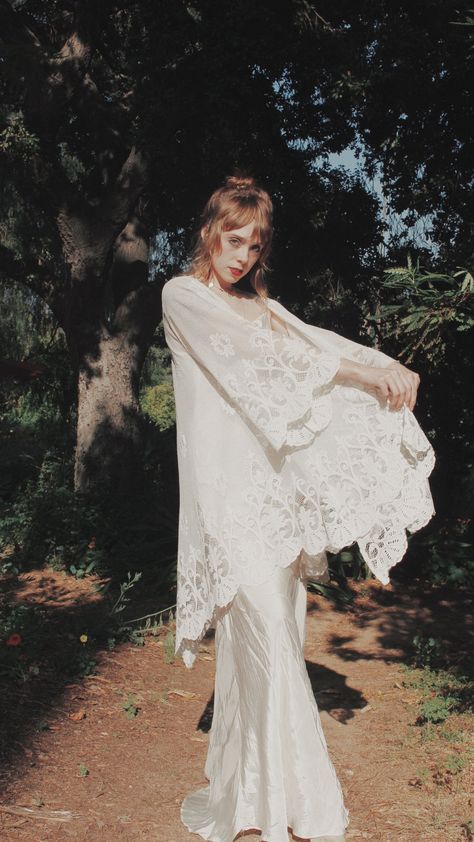 Stevie Nicks Dress Boho Style, Bohemian 70s Fashion, Witchy Wedding Dresses White, Stevie Nicks Inspired Wedding Dress, Stevie Nicks Wedding Dress, Stevie Nicks White Outfit, Stevie Nicks White Dress, Stevie Nicks Photoshoot, Stevie Nicks Wedding