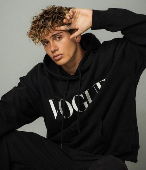 Bene Schulz Bene Schulz, Elevator Boys, Medusa Costume, Cute Blonde Guys, German Boys, Blonde Curls, Boys With Curly Hair, Corte De Cabelo Masculino, Curly Hair Inspiration