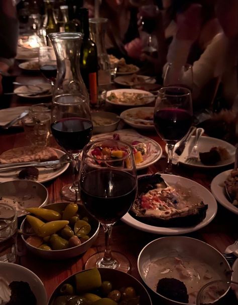 Group Of Friends Dinner Aesthetic, Dinner Party Aesthetic Winter, Large Family Dinner Aesthetic, Dinner Party Aesthetic Vintage, Group Date Aesthetic, Family Dinner Party Aesthetic, Cozy Family Dinner Aesthetic, Nyc Dinner Party Aesthetic, Fancy Family Dinner Aesthetic