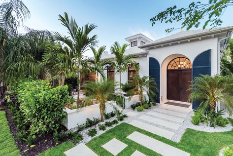 Old Naples Home Packs on the Alfresco Appeal #naplesflorida #alfresco @AlmostHomeFL #CapeCoral #Fortmyers #SWFlorida #SWFL #RealEstate… Tropical Courtyard Garden, Maltese Falcon Yacht, Florida Homes Exterior, Tropical Courtyard, Florida Style Homes, Ipe Wood Deck, Courtyard Pool, The Shade Store, Florida Design