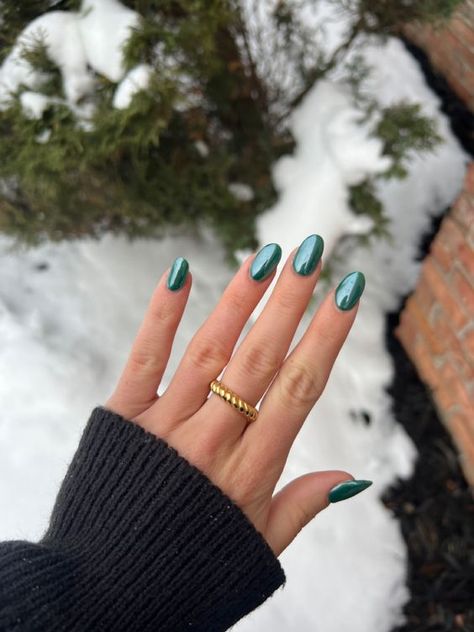 Cute St. Patrick’s Day Nail Design ideas - Lauren Erro Dip Nails Winter 2023, Simple Christmas Nails Chrome, Dark Green Nails For Christmas, Chrome Christmas Nails Short, Christmas Nails One Color, Safe Green Chrome Nails, Emerald Nails Christmas, Gem Color Nails, Jade Green Nails Acrylic Design