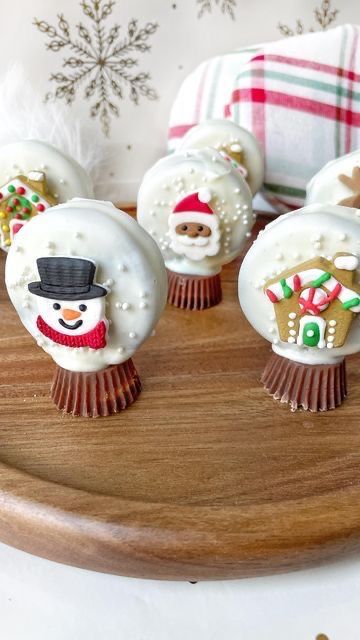 Oreo Snowglobe Cookies, Oreo Cookie Snow Globes, Snow Globe Oreos, Snow Globe Oreo Cookies, Christmas Dipped Oreos Holidays, Oreo Snowglobe, Oreo Dipped Christmas Cookies, Snow Globe Christmas Cookies, Christmas Oreo Desserts