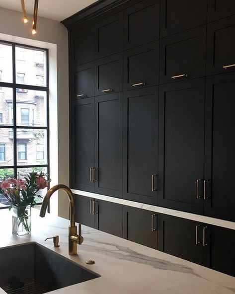 Design inspo: Beautiful black kitchens. Luxurious black kitchen, Victorian style kitchen, shaker cabinets, brass handles on black cabinetry #modernkitchen Victorian Style Kitchen, Black Kitchen Design, Kitchen Cabinet Trends, Apartment Decoration, Black Kitchen Cabinets, Shaker Cabinets, Kitchen Plans, Black Cabinets, Kitchen Trends