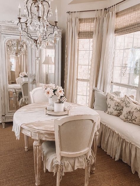 French Inspired Decor, Shabby Chic Dining Room, French Country Living, Shabby Chic Dining, French Farmhouse Decor, Cottage Shabby Chic, Country Dining Rooms, French Country Dining, French Country Living Room