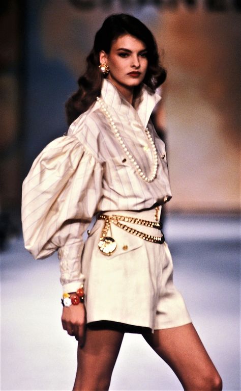 Linda Evangelista  CHANEL  RTW S/S 1988 Fashion 80s Women, Chanel Fashion Show, Chanel Runway, 90s Runway Fashion, Original Supermodels, Mode Chanel, Dress Chanel, Fashion 80s, Fashion Couture