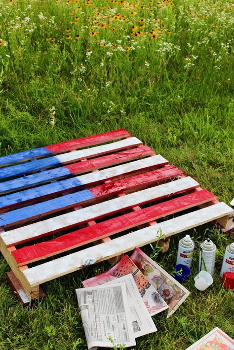 Pallet Projects Painting, Painted Pallette Ideas, Pallet Flags American Diy, Pallet American Flag Diy, Pallet Painting Ideas Diy, Pallet Art Painted, American Flag Pallet Diy, Flag Pallet Diy, Pallet Flags