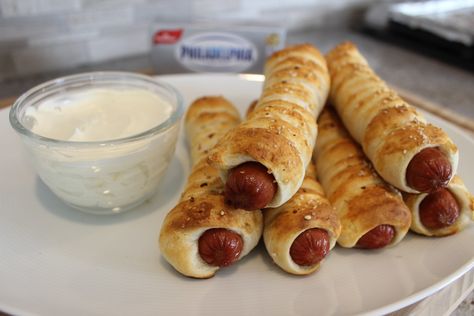 Pop these Easy Hot Dogs in a Blanket into the oven for a tasty dish tonight. To make these Easy Hot Dogs in a Blanket, roll hot dogs in pretzel or pizza dough and add seasonings for great flavor the whole family will love. Bagel Dogs, Easy Bagel, Pilsbury Recipes, Mini Hot Dogs, Philadelphia Recipes, Friendsgiving Food, Pastas Recipes, Bagel Dog, Cheesy Recipes