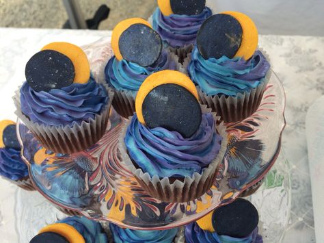 Solar eclipse cupcakes 2017 Eclipse Party Desserts, Solar Eclipse Birthday Party, Total Eclipse Cake, Solar Eclipse Cookie Ideas, Eclipse 2024 Party Ideas, Eclipse Party Decorations, Eclipse Dessert Ideas, Eclipse Themed Snacks, Eclipse Themed Desserts