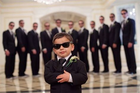 Fun Bridal Party Photos, Groomsmen Poses, Wedding Ring Photography, Wedding Parties Pictures, Funny Wedding Pictures, Ring Photography, Groomsmen Photos, Funny Wedding Photos, Unique Wedding Photos