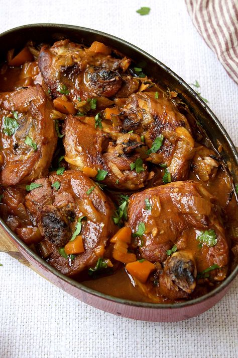 Un plat lentement mijoté au four pour un ossobuco bien tendre et plein de saveurs ! Les recettes varient beaucoup, voilà mon humble version que j'aime déguster avec du riz. Osso Bucco Recipe, Osso Bucco, Osso Buco, Vegetable Rice, Turkey Meat, Sunday Recipes, Batch Cooking, French Food, White Rice