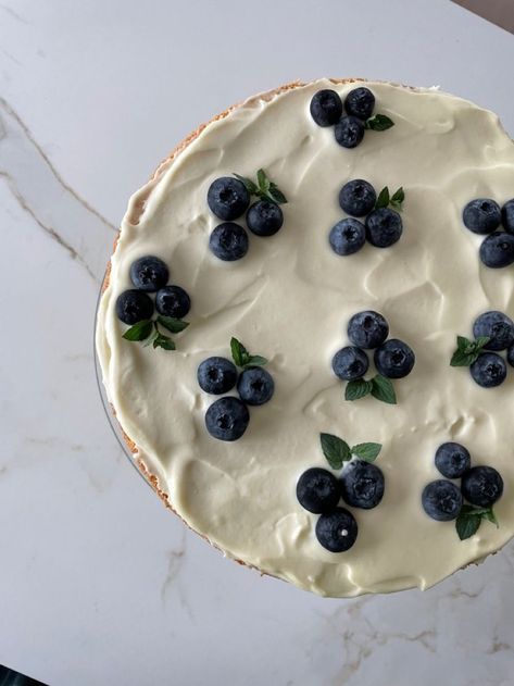 Indulge in this mouthwatering cake with white frosting and fresh blueberries. Perfect for picnics and summer gatherings. Get inspired to bake with this fruity treat. Blue Picnic Aesthetic, Blueberry Cake Aesthetic, Navy Blue Birthday Cake, Summer Berry Cake, Cottagecore Cake, Blueberry Aesthetic, Fruit Birthday Cake, Cake Summer, Aesthetic Cake