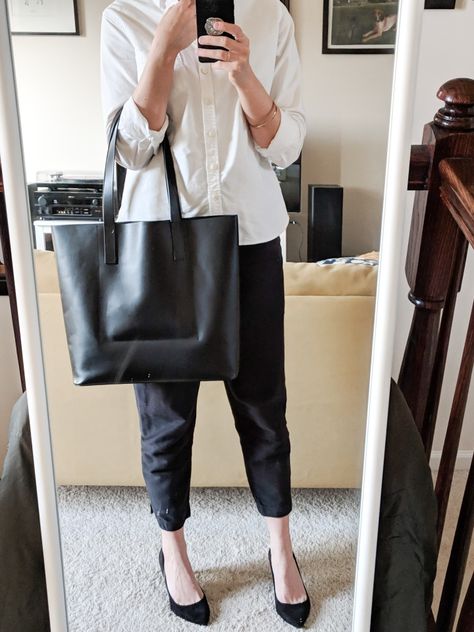 Everlane Day Square Tote Review Black Tote Bag Outfit, Everlane Tote, Capsule Style, H&m Heels, Goblin Shark, Tote Bag Outfit, Minimalist Bags, Minimalist Fashion Outfits, Minimalist Bag