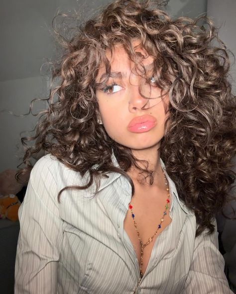 Curly Head, Skunk Hair, Hair Color Auburn, Beautiful Curly Hair, Natural Curls Hairstyles, Hairdos For Curly Hair, Hair Stylies, Haircuts For Medium Hair, Character Inspo