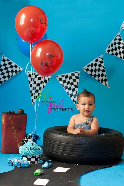 Cars Photoshoot Kids, Race Car Picture Ideas, Race Car Photoshoot Kids, Two Fast Photoshoot, Race Theme, Cake Car, Theme Photoshoot, Racing Birthday, Hotwheels Birthday Party